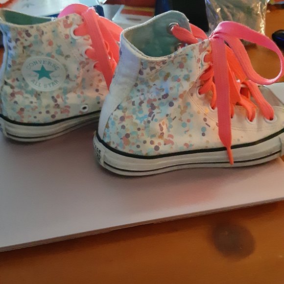 Converse sneakers-womens size 6 - Picture 2 of 6